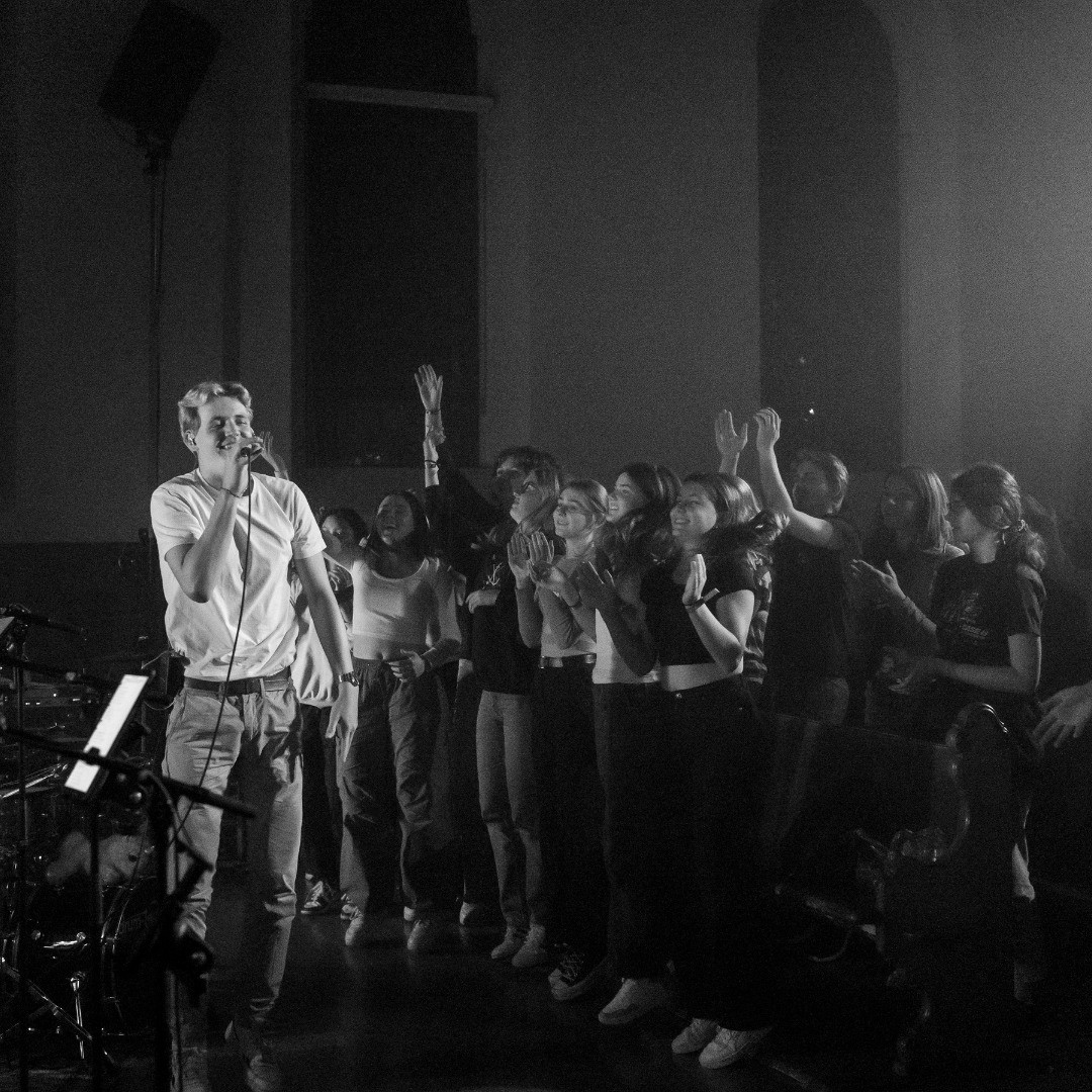 Was war das nur für ein Worship-Abend am 28.10.22!🙌 Gemeinsames Essen, Fotorückblick des LH27-CAMPS und eine Worshipzeit in der Kirche welche noch lange in Erinnerung bleibt 😀🎉🎉
Falls du den Abend verpasst hast, der nächste Lighthouse27-Event findet desen Freitag am 04.11.2022 statt!! Mir freued eus uf di!!! 😀🙌
#lighthouse27 #lighthouse27band #lighthouse27camp #kirche #event #worshipnight
