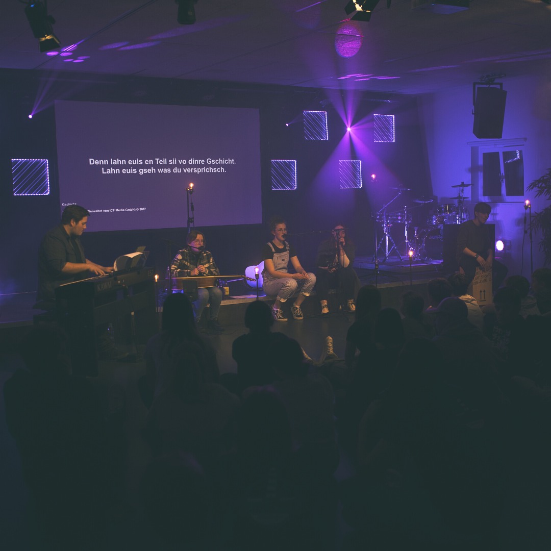 Was war das für ein eindrücklicher Abend am 24.03.2023 🙌🥳😍🎉 Lighthouse27 Special Evening mit Akustik-Worship der @lighthouse27band und vielem mehr... 🙌🥳 ihr könnt euch schon auf den Rückblick Morgen freuen 🙌
#lighthouse27 #lighthouse27band #Teenslcub #event #erleben #kirche #jesus #bibel #gemeinschaft
