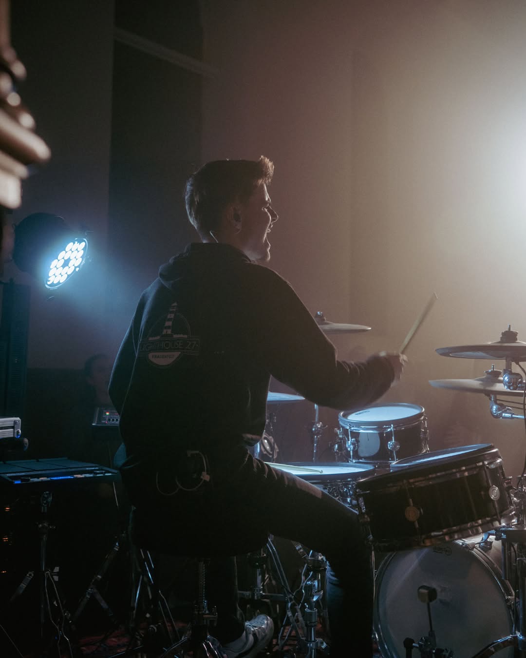 Laut für Jesus, mit Herz im Worship, all in für Gott! 🙌🔥 Nur noch 2 Tage bis zum nächsten Lighthouse27! 🥳🎉 Komm vorbei! Gemeinsam loben wir Gott, lernen ihn besser kennen und erleben echte Gemeinschaft! 🙌✨🔥
#lighthouse27 #lighthouse27band #event #erleben #kirche #jesus #bibel #gemeinschaft #Teenslcub #lounge #youth