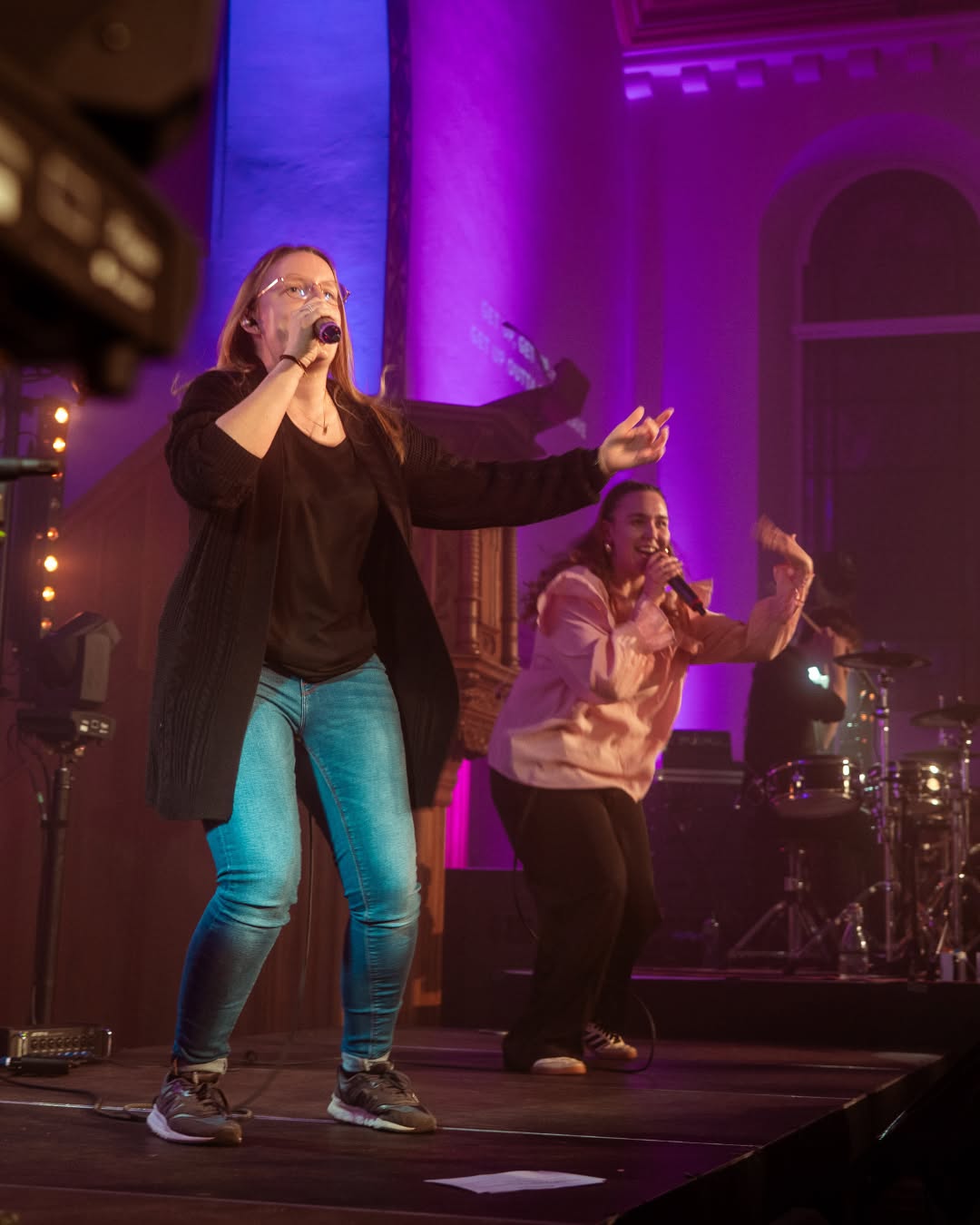 He picked me up - Turned me around - Placed my feet on solid ground - I thank the Master - I thank the Savior - Because He healed my heart - Changed my name - Forever free, I'm not the same - I thank the Master - I thank the Savior - Oh, I thank God
Lyrics: I thank God von Maverick City Music
#lighthouse27 #lighthouse27band #event #erleben #kirche #jesus #bibel #gemeinschaft #Teenslcub #lounge #youth